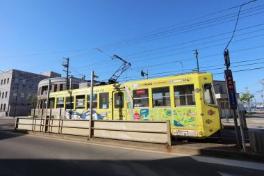 Hakodate, Hokkaido, Japonya için renkli bir tramvay sürücüsü sürücüler