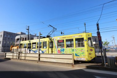 Hakodate, Hokkaido, Japonya için renkli bir tramvay sürücüsü sürücüler