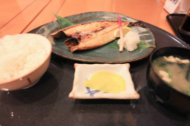  Dinnar bir tablo ile fiyat ile kurutulmuş balık 