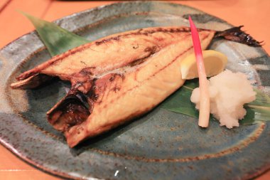  Dinnar bir tablo ile fiyat ile kurutulmuş balık 