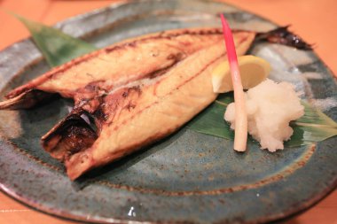  Dinnar bir tablo ile fiyat ile kurutulmuş balık 