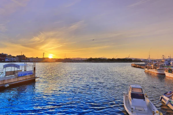 Zonsondergang in Hakodate baai in de haven — Stockfoto