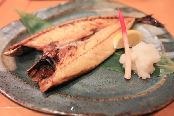 Peixe seco com preço com dinnar uma mesa — Fotografia de Stock