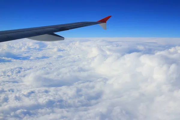 A légi repülőgép ablakán egy szárny felhő égben — Stock Fotó