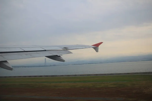 Visa från fönster plan i Kansai Airport — Stockfoto