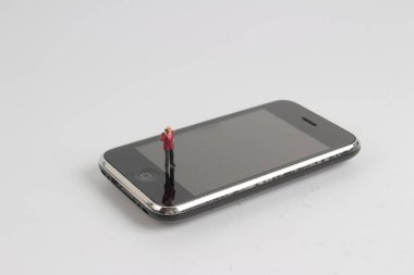 bir rakam karakter Talking içinde hareket eden telefon