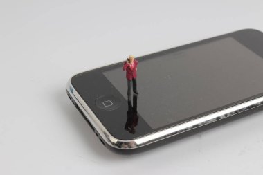 bir rakam karakter Talking içinde hareket eden telefon