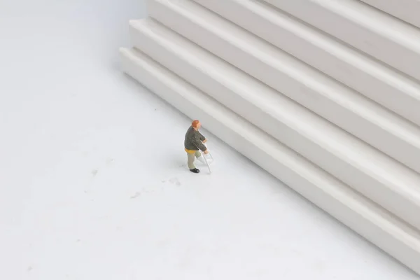 Una figura de silla de ruedas por escaleras . — Foto de Stock