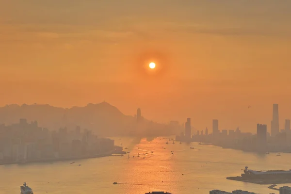 Güneş konut binasında hong kong ayarla — Stok fotoğraf