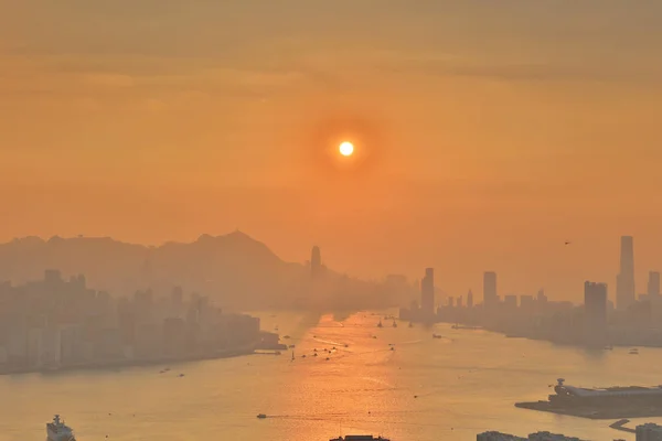 Edifício residencial ao sol set hong kong — Fotografia de Stock