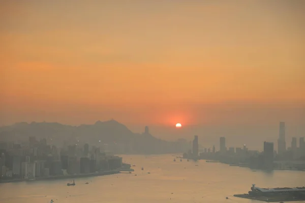 Güneş konut binasında hong kong ayarla — Stok fotoğraf