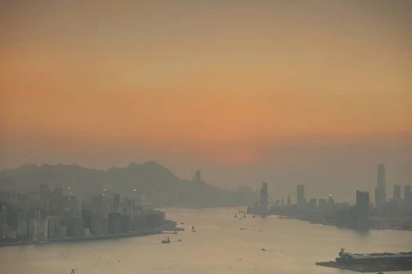 Gün batımı hk formu siyah hill göster — Stok fotoğraf