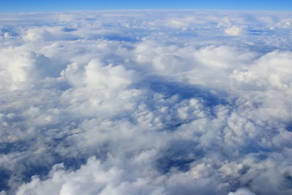 Şafakta bir uçak renkli bulutlar görüntülemek — Stok fotoğraf