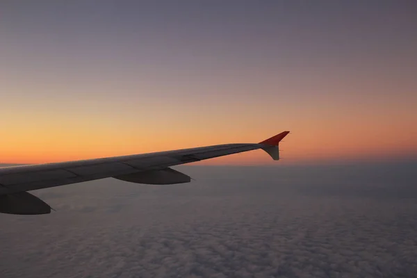 Ala de un avión en la puesta del sol — Foto de Stock