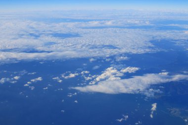 Hava uçak penceresinden bir güzel bulutlu gökyüzü görünümü