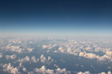  Bulutlar ve gökyüzü, bir uçak penceresinden incelendi