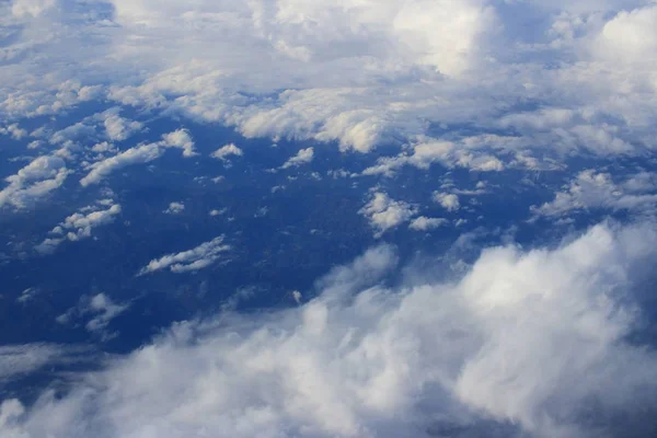 Şafakta bir uçak renkli bulutlar görüntülemek — Stok fotoğraf