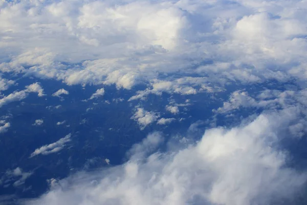 Nuvole e cielo, Visto da un finestrino di un aereo — Foto Stock