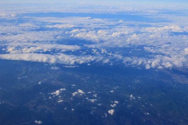 Vista céu nuvem bonita a partir da janela do avião — Fotografia de Stock