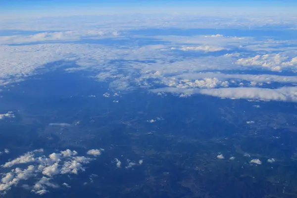 Uma bela vista nublada do céu a partir da janela do avião — Fotografia de Stock