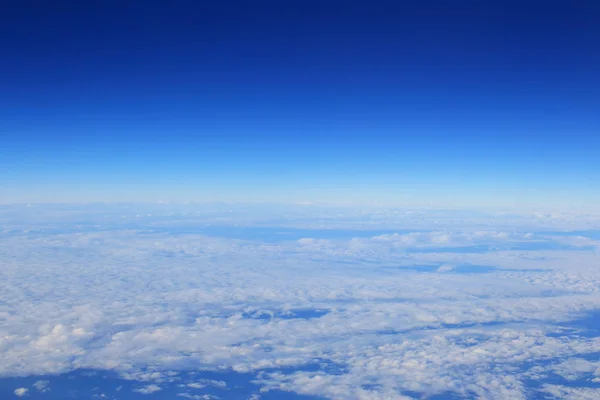 Chmury i niebo, oglądane z okna samolotu — Zdjęcie stockowe