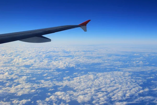 Nubes y el ala de la ventana del avión —  Fotos de Stock