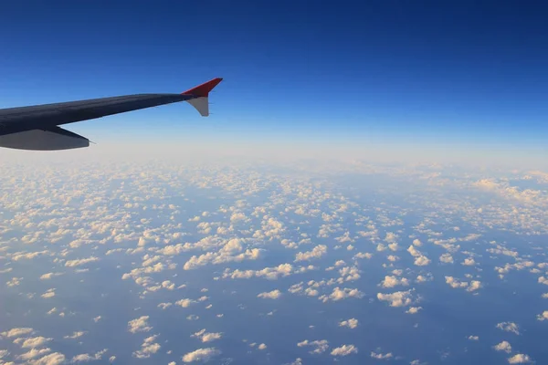 Σύννεφα και το φτερό από το παράθυρο του αεροπλάνου — Φωτογραφία Αρχείου