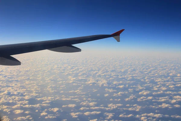 Σύννεφα και το φτερό από το παράθυρο του αεροπλάνου — Φωτογραφία Αρχείου