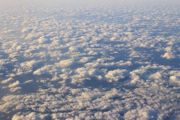 Nuvens e céu, vistos de uma janela de avião — Fotografia de Stock