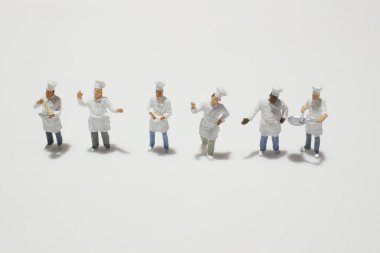 küçücük bir aşçı konuşuyor mutfakta.