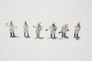 küçücük bir aşçı konuşuyor mutfakta.