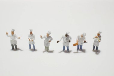 küçücük bir aşçı konuşuyor mutfakta.