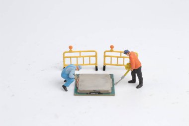 Mühendislik işçileri grubu CPU onarılıyor