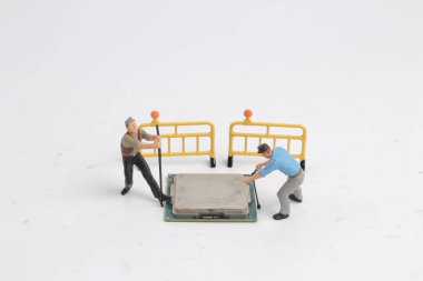 Mühendislik işçileri grubu CPU onarılıyor