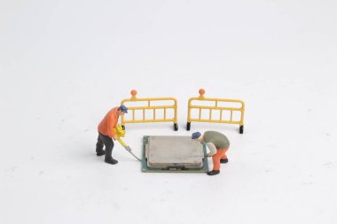 Mühendislik işçileri grubu CPU onarılıyor