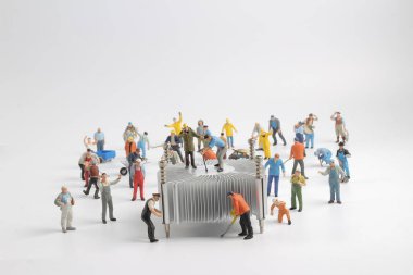 Mühendislik işçileri grubu CPU onarılıyor