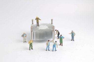 Mühendislik işçileri grubu CPU onarılıyor