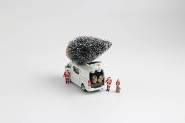 Çatıda bir Noel ağacı ile van.