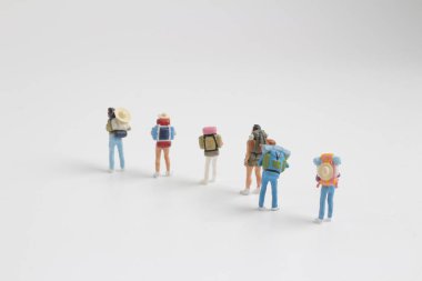  Beyaz arka plan üzerinde backpacker ve turist insanlar. 