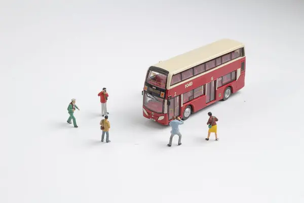 Groep van figuur nemen foto met bus — Stockfoto