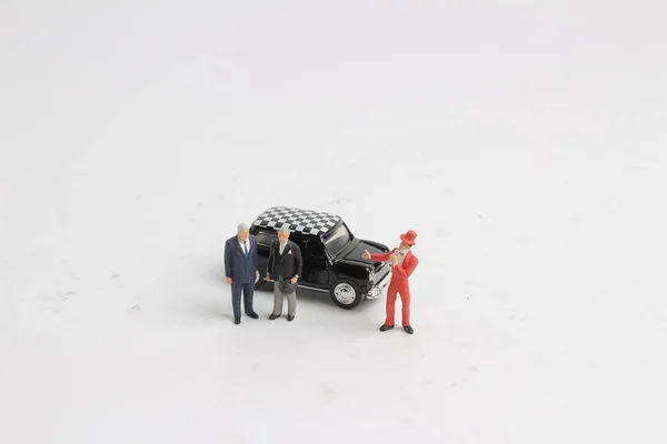 Gente de negocios aislada con coche pequeño — Foto de Stock