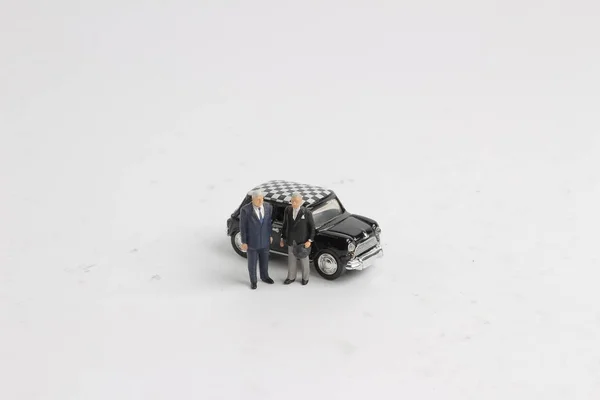 Pessoas de negócios isolados com carro pequeno — Fotografia de Stock