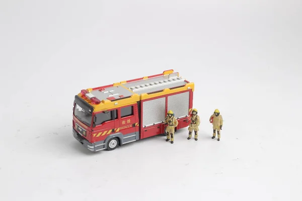 Diversão da figura de um bombeiro e caminhão — Fotografia de Stock