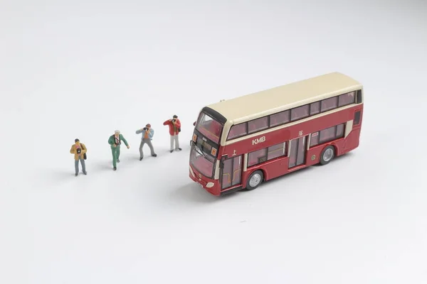 Группа людей, фотографирующихся с автобусом — стоковое фото