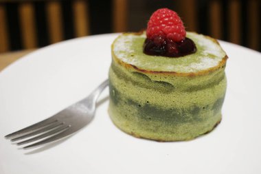 Ahşap masa üzerinde erimiş Matcha kek