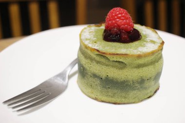 Ahşap masa üzerinde erimiş Matcha kek