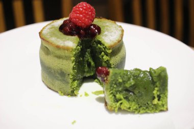 Ahşap masa üzerinde erimiş Matcha kek