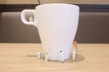 Min işçi kupa içki temizleyin