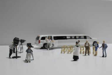 Araba ve fotoğrafçı ile küçük bir rakam düğün