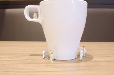 Min işçi kupa içki temizleyin